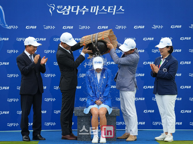[골프in포토]고지원,삼다수의 자랑 물허벅