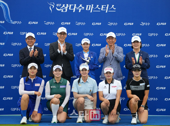 [골프in포토]고지원,우승의 기쁨을 동료들과 함께