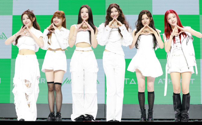 '타이탄 첫 걸그룹' 앳하트, 정식 데뷔… "이 순간 꿈만 같아"