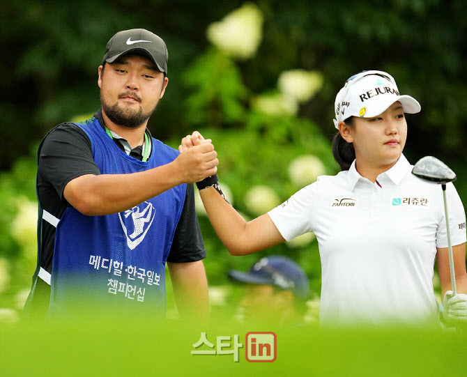 [골프in포토]조혜림 캐디 장성민,촬영 했죠