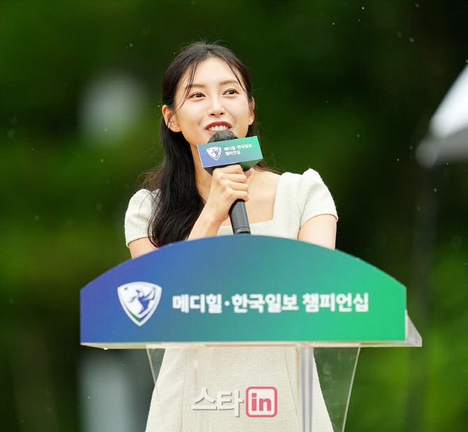 [골프in포토]홍재경 아나운서,빗속의 멘트