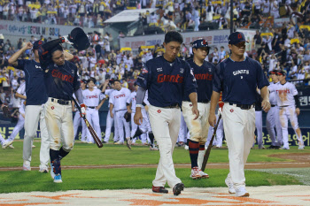 ‘멀어지는 1위’ 한화, 쓰라린 4연패... ‘5연승’ 두산, 5위와 4경기 차(종합)