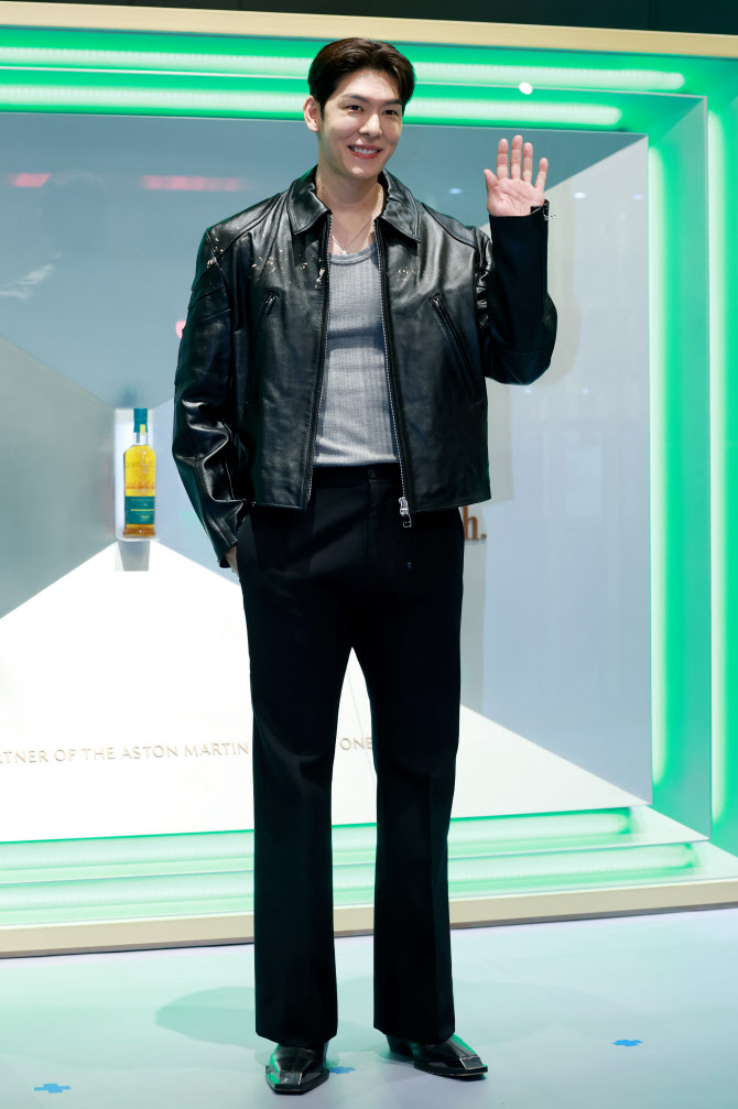 오스틴 강, 훈내 진동