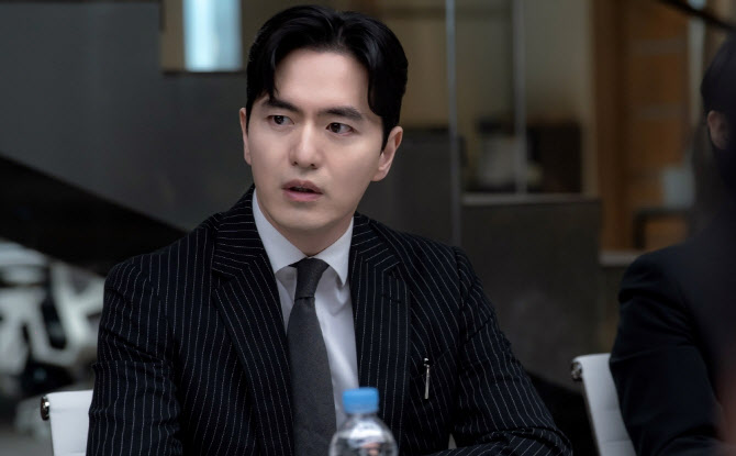 '에스콰이어' 이진욱, 스캔들 휩싸여…역대급 위기