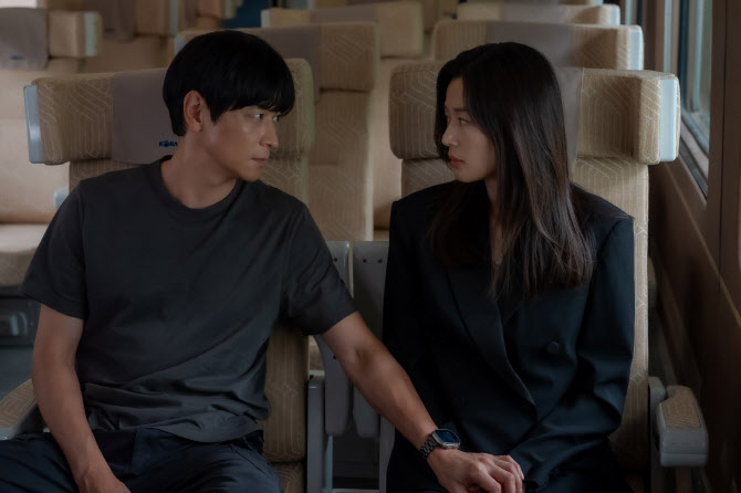 '북극성' 전지현X강동원, 멜로 어떨까…눈맞춤 투샷