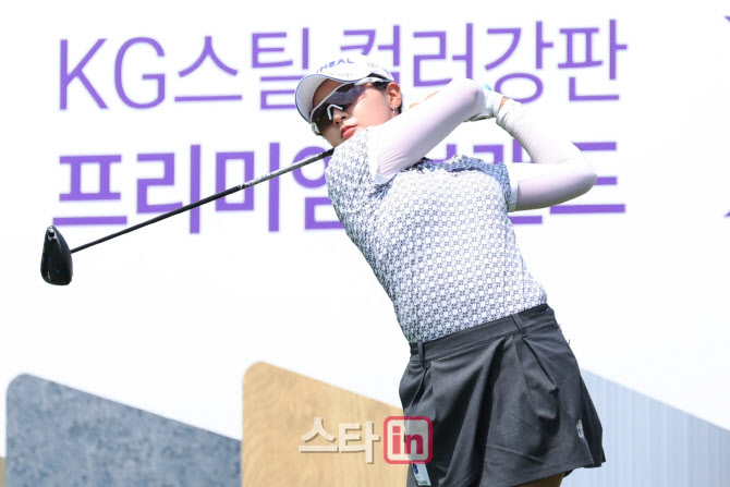[포토]티샷 날리는 박현경