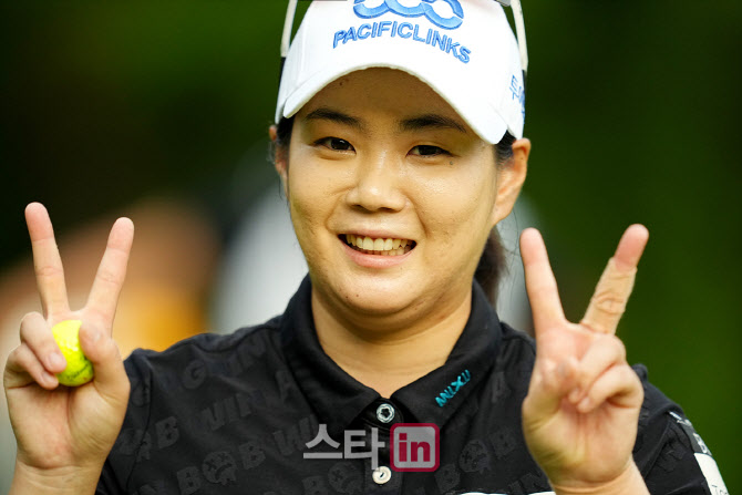 [골프in포토]김수민,밝은 쌍브이 한 번 더