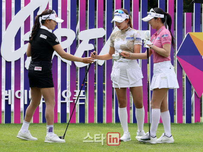‘6타 줄인’ 신다인, KG레이디스오픈 단독 선두... 배소현 컷 탈락(종합)