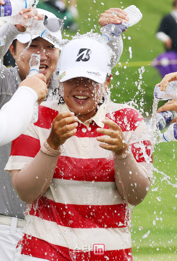 [포토]축하 물세례받는 신다인