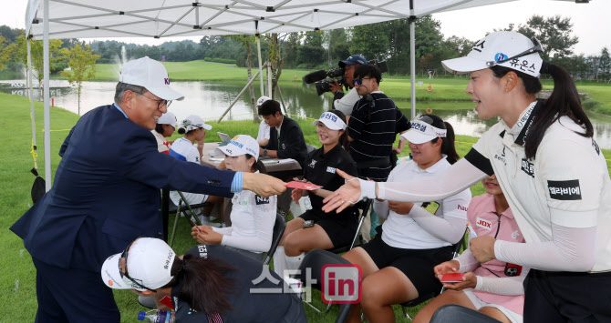 [포토]선수들에게 선물 주는 곽재선 KG·이데일리 회장