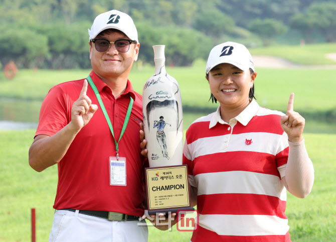 [포토]신다인, 캐디와 함께