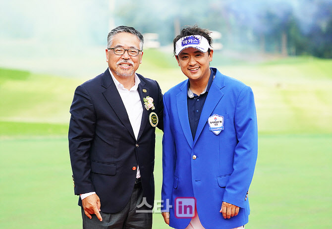 [포토] 박상현, 김원섭 KPGA 회장으로부터 우승자켓