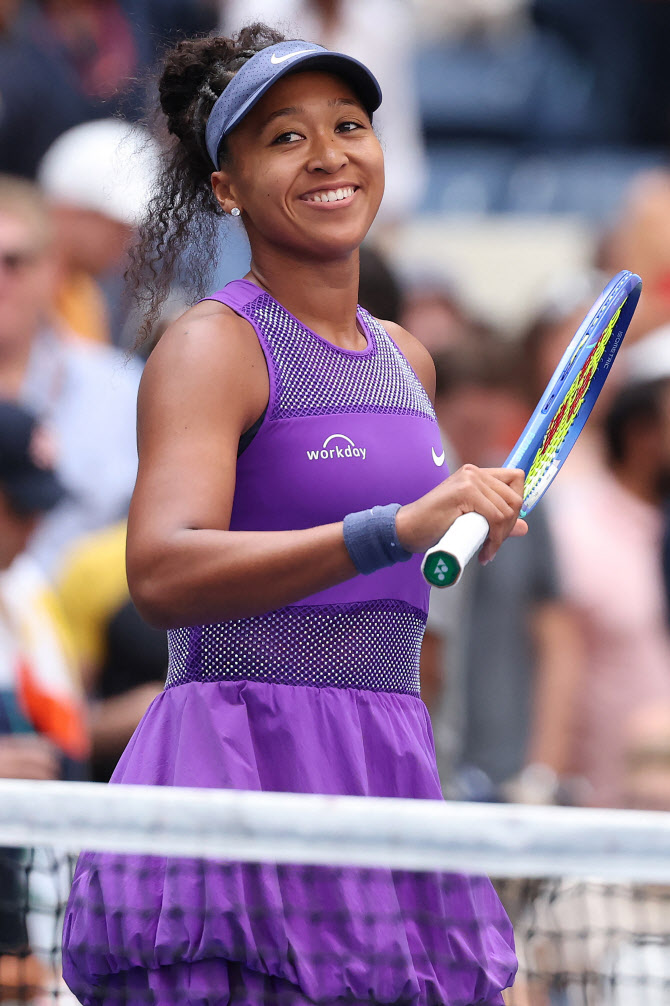 우울증 극복한 오사카, 세계 3위 고프 완파…US오픈 8강행