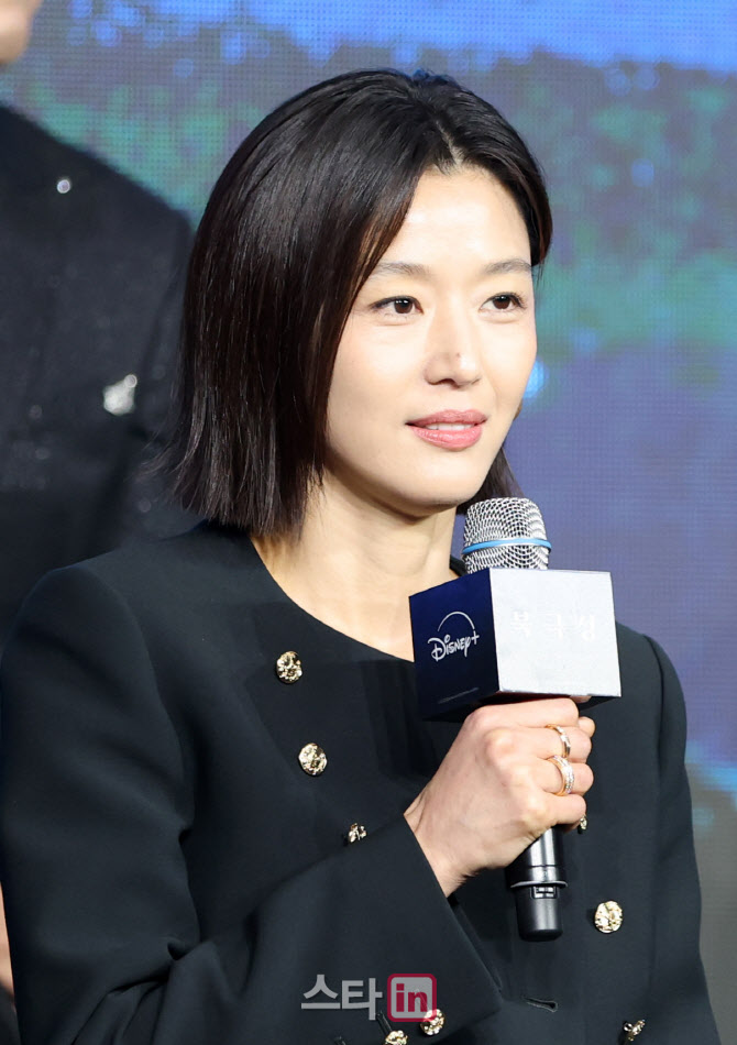 [포토]인사말하는 배우 전지현