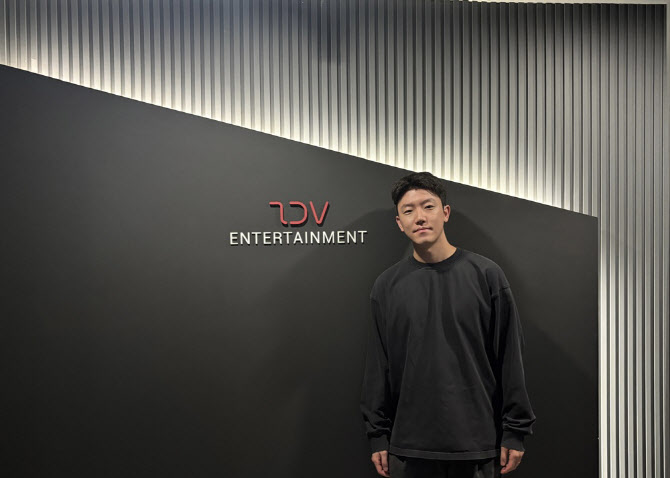 중국판 '프듀' 데뷔조 배출한 윤범노 대표, 신인 그룹 엠빅 론칭