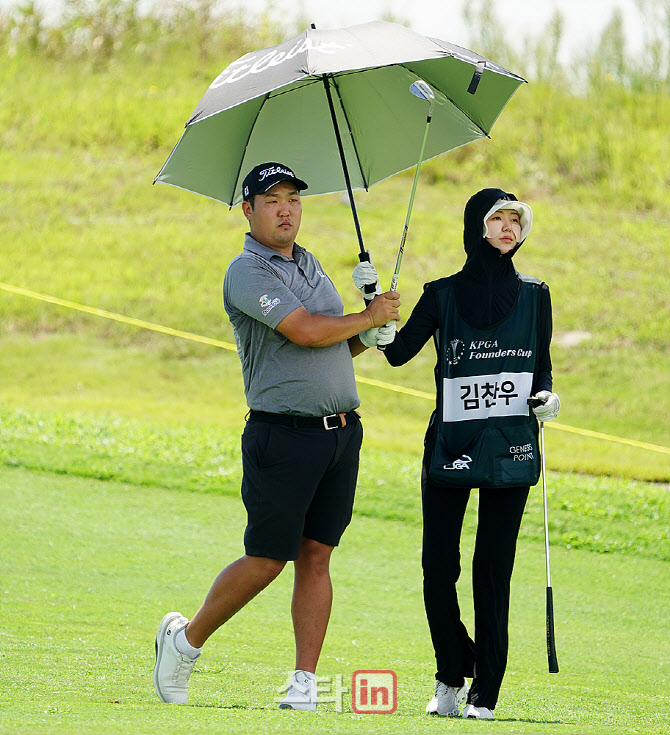 [포토] 김찬우, 타구 바라보는 영암 사나이