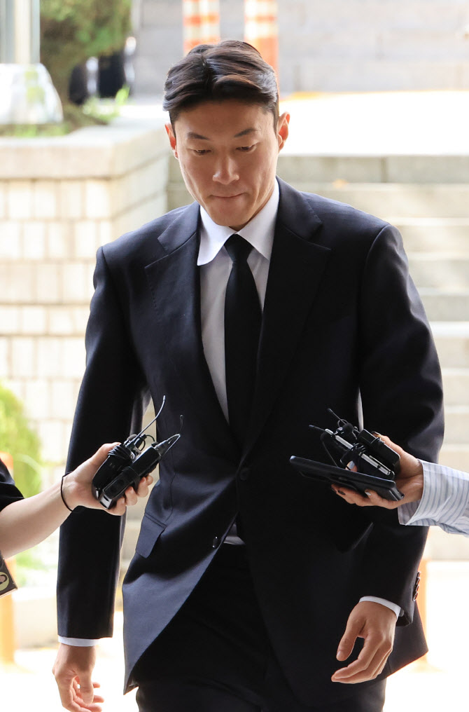 ‘불법 촬영’ 황의조, 2심도 징역형 집행유예... “부끄러운 마음뿐”