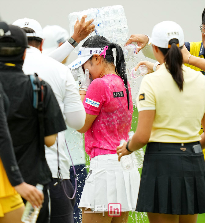 [골프in포토]유현조,우승 축하 물핵폭탄