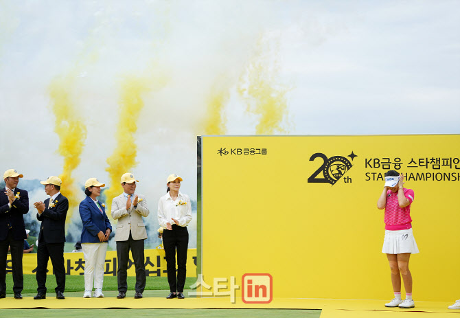 [골프in포토]유현조,우승 축하 폭죽에 놀라