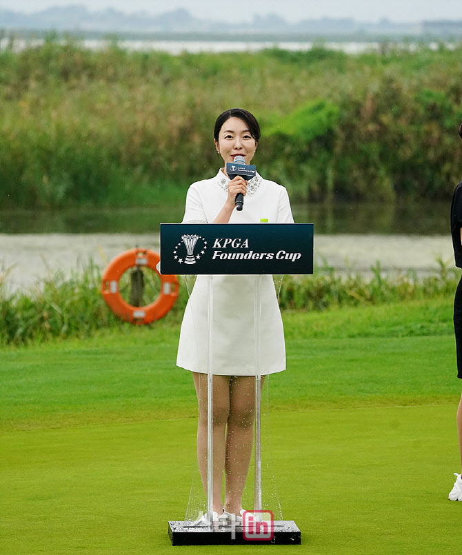[포토] 김미영 아나운서, 골프대회 아나운서의 정석