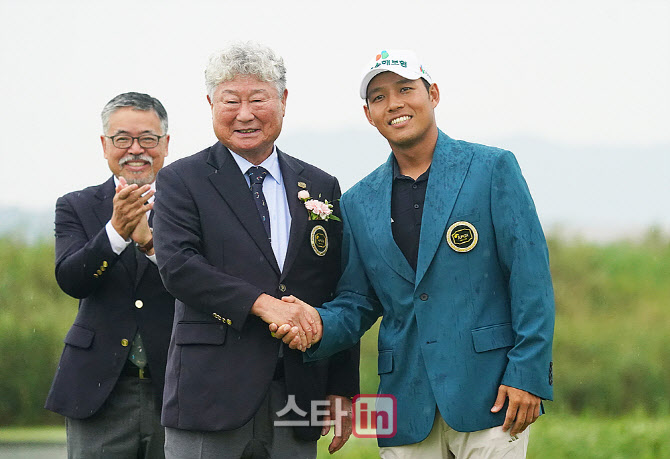 [포토] 문도엽, 문홍식 KPGA 고문으로부터 우승자켓