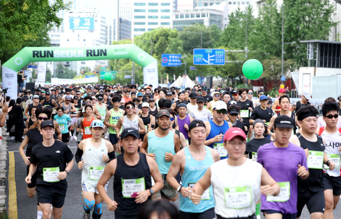 ‘4세 아들 유모차 태우고 완주’... “아이가 도로서 뛰면 안 된다고”