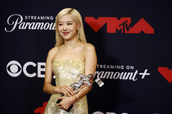 "저 상 탔어요" 로제, 'MTV VMA' 올해의 노래상…K팝 가수 최초