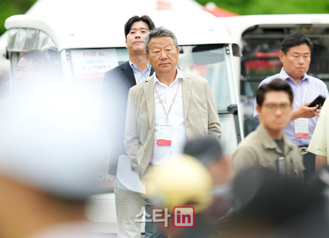 [골프in포토]군중 속 최윤 회장