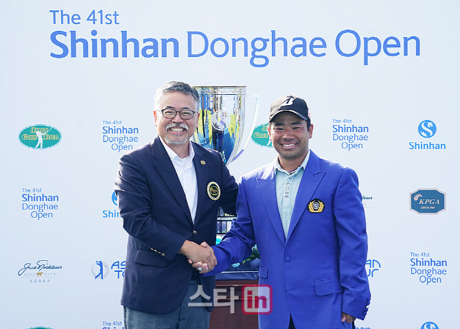 [포토] 히가 가즈키, KPGA 김원섭 회장으로부터 우승자켓