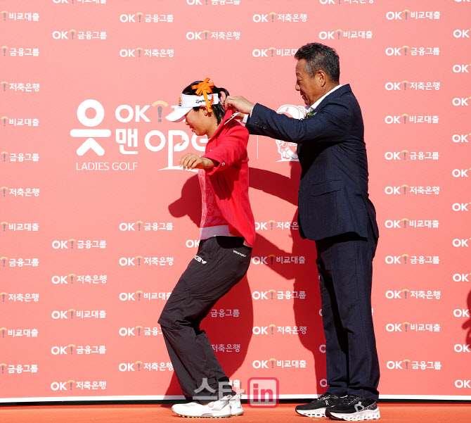 [골프in포토]방신실-최윤 회장,딱맞는 우승 재킷