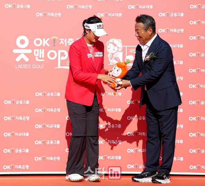 [골프in포토]방신실-최윤 회장,읏맨 인형 선물