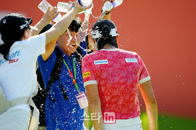 [골프in포토]방신실,우승 축하 물폭탄