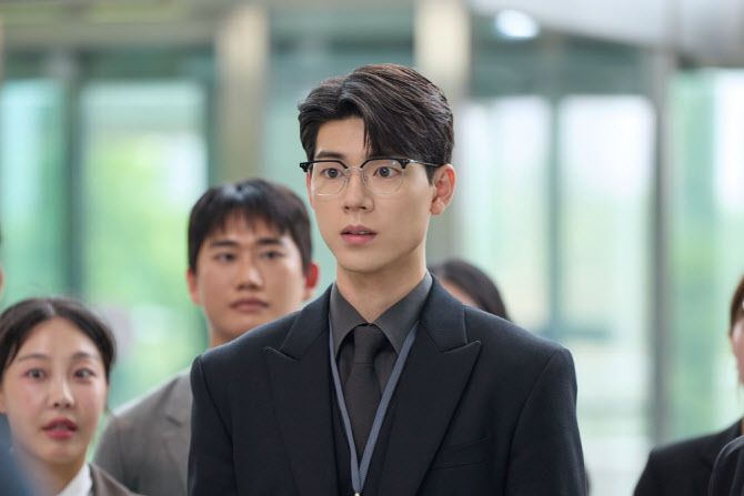 ‘신사장 프로젝트’ 배현성, 첫방부터 존재감 甲…한석규 통닭집 낙하산 됐다