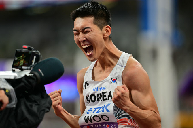 ‘값진 은메달’ 우상혁 “부상 아쉽지만 다시 열심히 달리겠다”