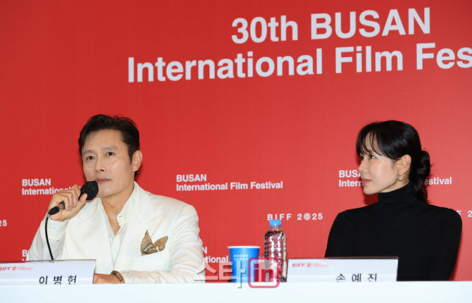 [포토]어쩔수가없다, '소감 밝히는 이병헌'