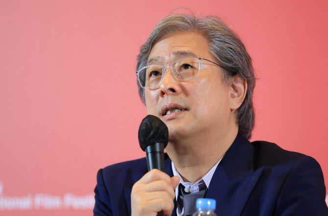 박찬욱 감독 "'어쩔수가없다' 韓영화 늪에서 꺼내줄 작품되길"[BIFF]