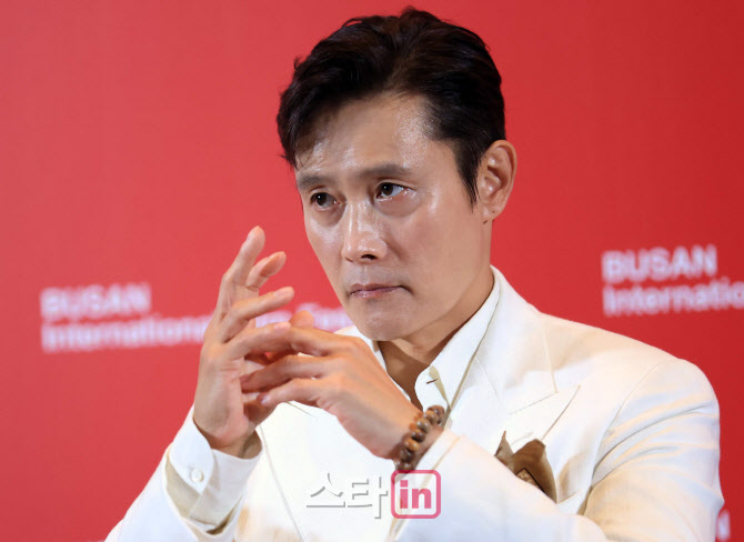 [포토]배우 이병헌, '어쩔수가없다' 기자회견