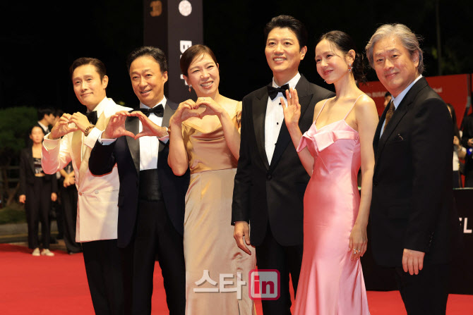 '케데헌' 매기 강→블핑 리사 영화인·★ 총출동…서른돌 BIFF 화려한 출발 (종합)