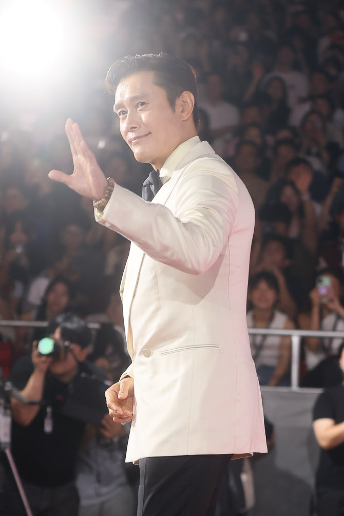 [포토] 부산국제영화제 개막식 사회 맡은 이병헌