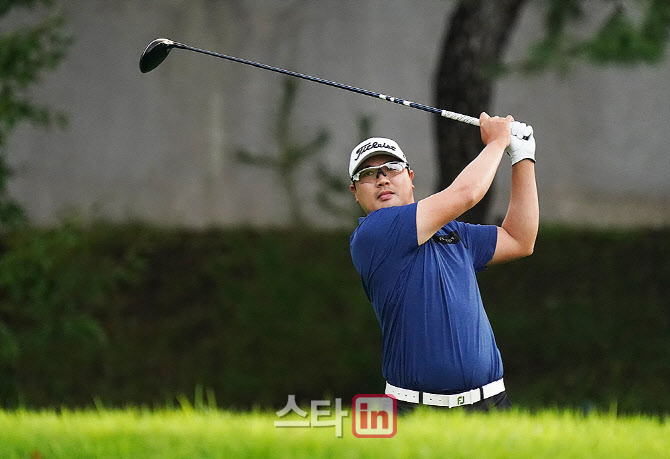 [포토] 타구 바라보는 김진성