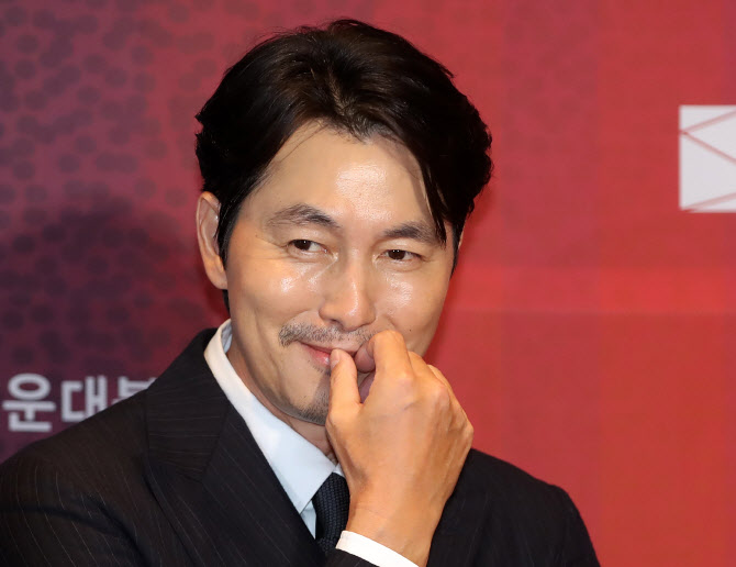 야윈 정우성, 굳은 얼굴로 부일영화상 등장…혼외자 논란 후 1년 만[BIFF]