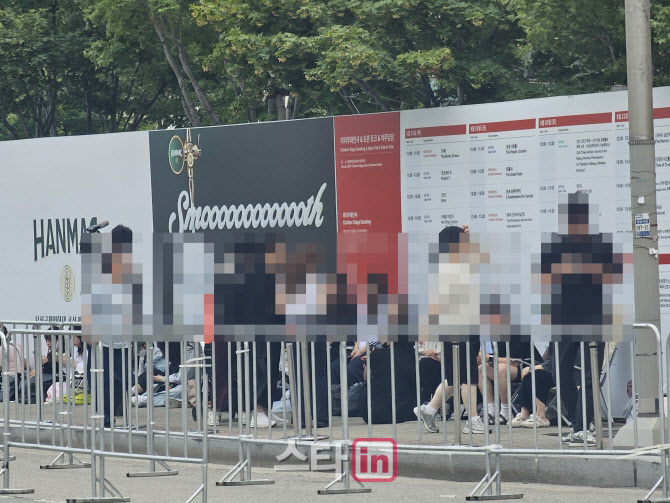 "'포풍추영' 보러 대기 타요"…세븐틴 팬덤, 영화의전당 찾은 이유는[BIFF]