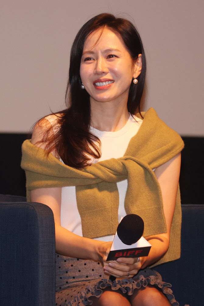 손예진, 팬과 약속 지키는 미담 여신…SNS 질문에 답글 등판 [BIFF]