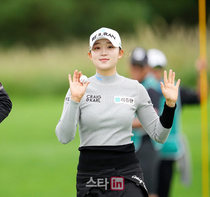 [골프in 포토] 마서영,밝은 볼인사와 함께
