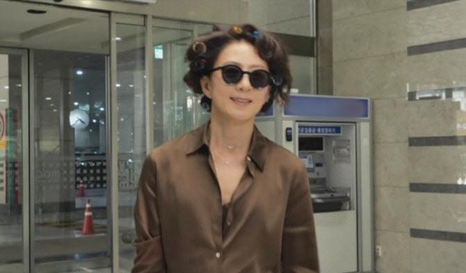 김희애 맞아?…헤어롤+선글라스 출근길 포착 (놀뭐)
