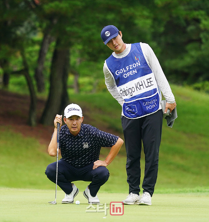 [포토] 이경희, 캐디와 읽는 라인