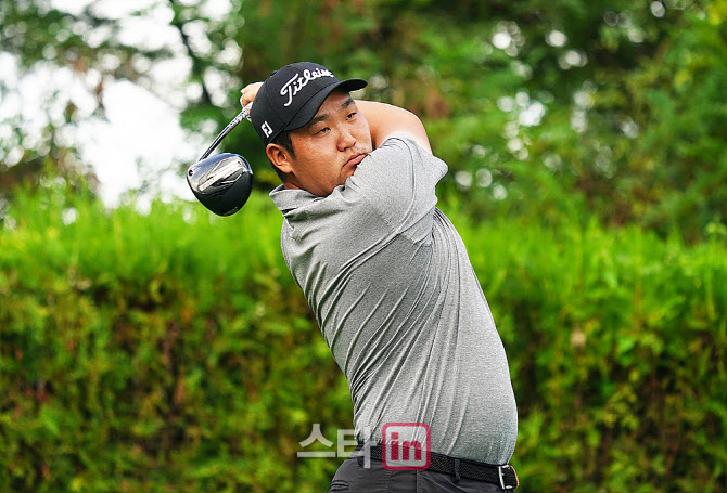 [포토] 김찬우, 파워풀한 샷으로 우승을 넘본다