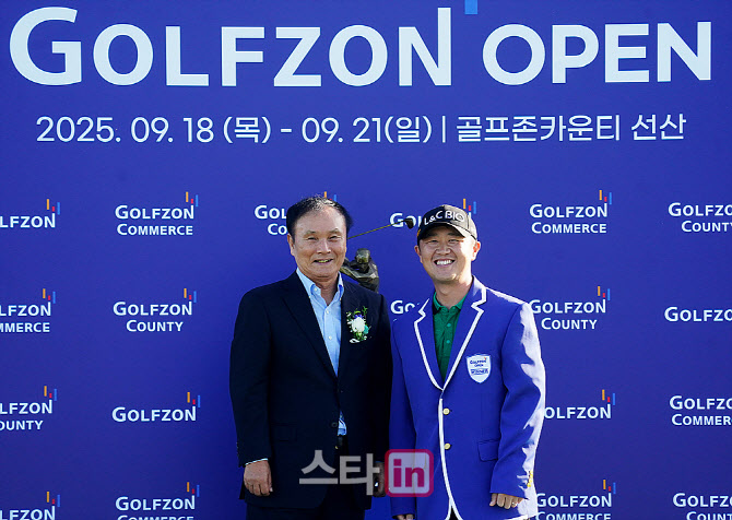 [포토] 박성국, 김영찬 골프존홀딩스 회장으로부터 우승자켓