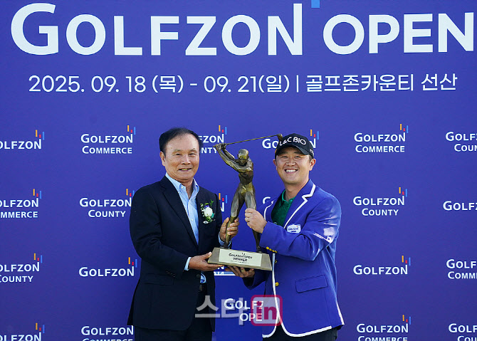 [포토] 박성국, 김영찬 골프존홀딩스 회장으로부터 우승트로피