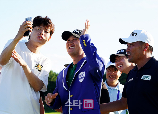 [포토] 박성국, 딸과 영상 통화 하며
